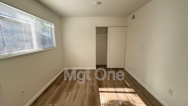 Building Photo - 425 Glenhill Dr