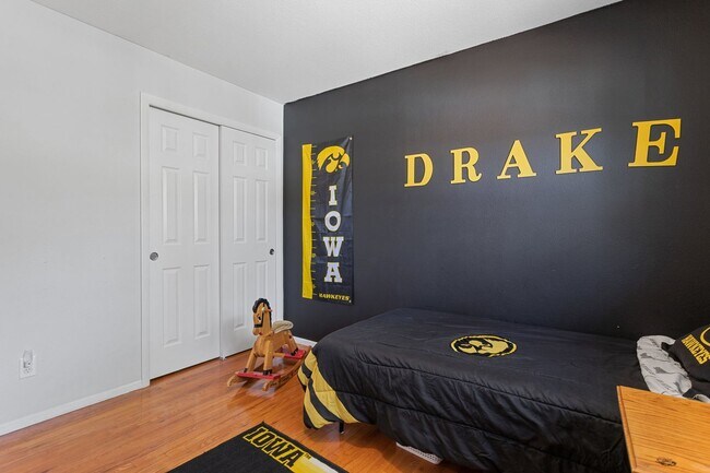 Building Photo - 4 Bed 2 Bath Near Fort Carson!