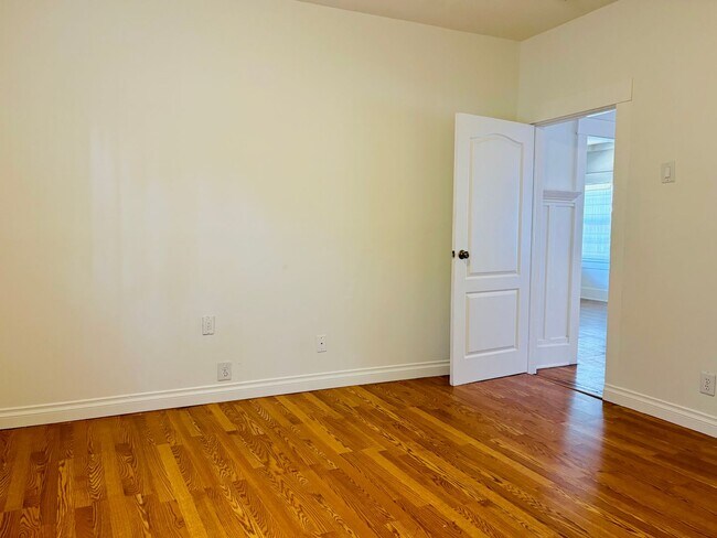 Building Photo - 2130 W 29th Pl