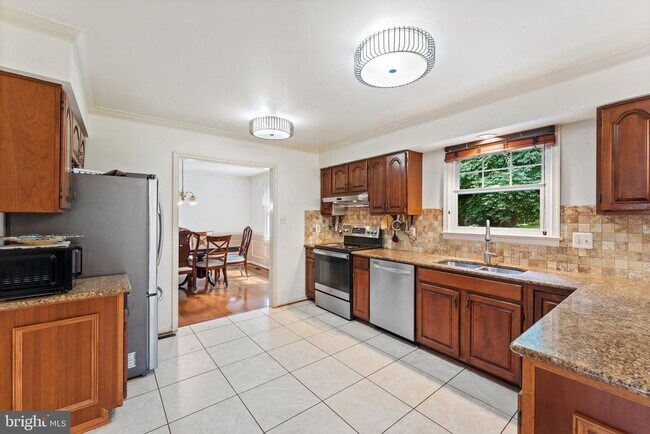 Building Photo - 8000 Sandburg Ct