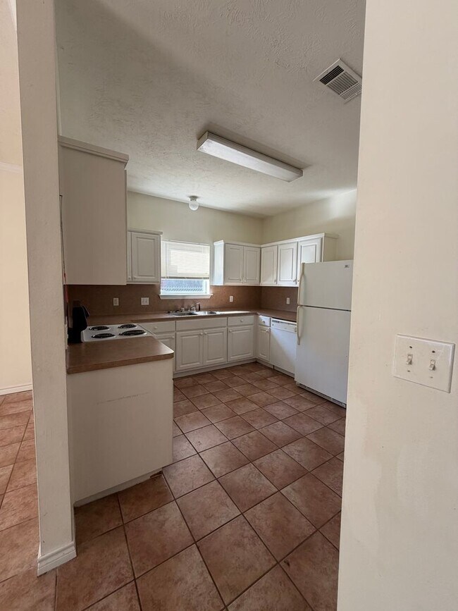 Building Photo - 624 Vicki Dr