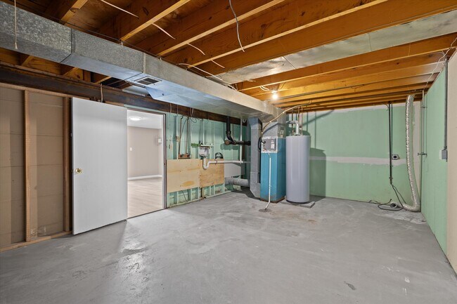 Building Photo - 15 Manor Dr