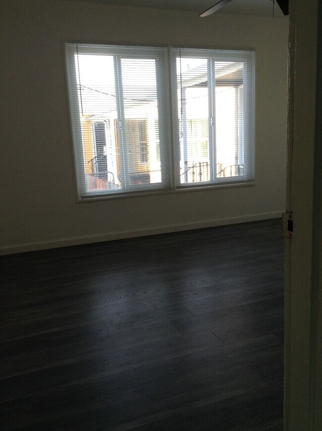 Building Photo - Cute Duplex front unit available