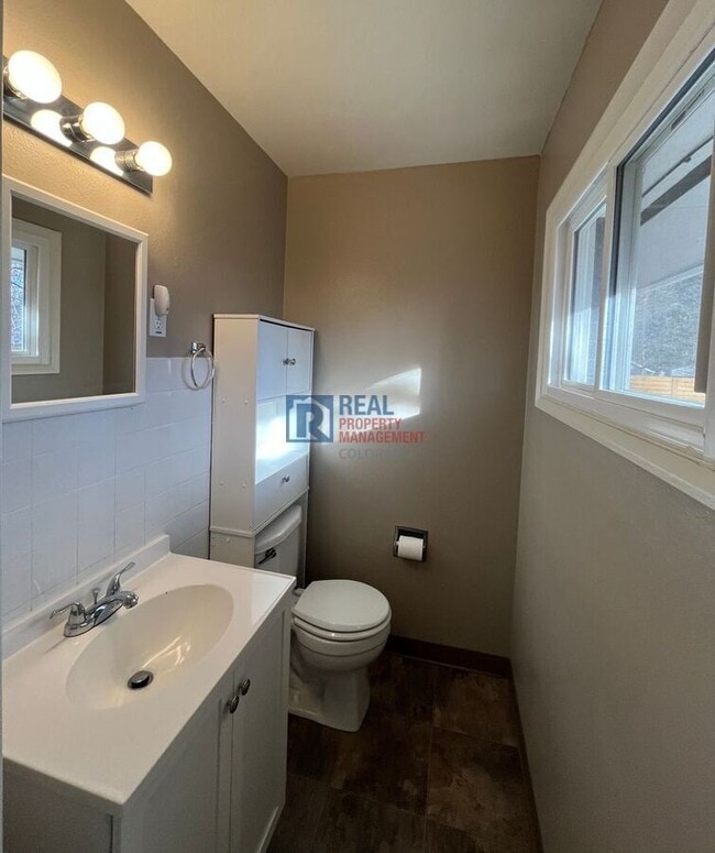 Building Photo - 2013 W Lake St