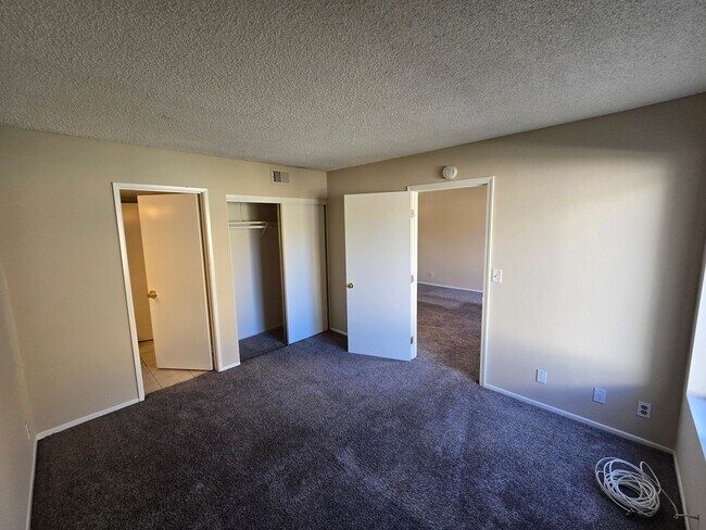 Building Photo - Fantastic 4 Bed, 3 Bath condo!