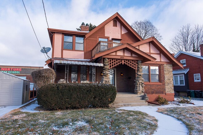 Building Photo - Beautifully updated Tudor style duplex. Upper unit. Large rooms. 2 balconies, private entry. Fenc...