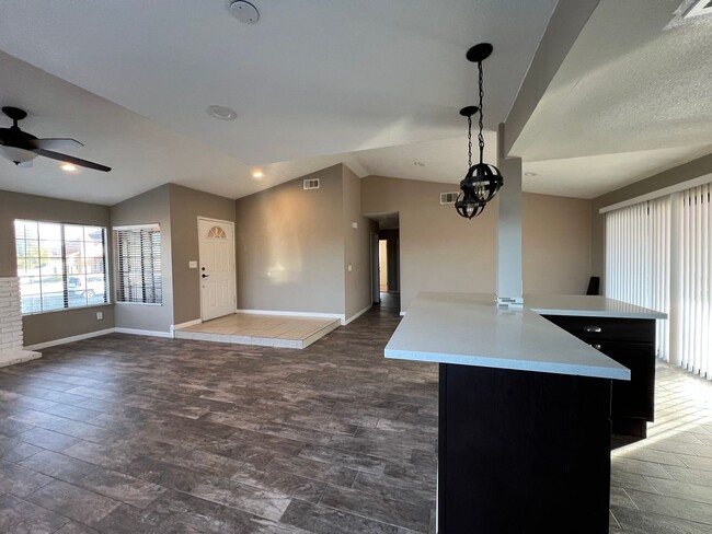 Building Photo - Beautiful 3 Bedroom 2 Bathroom House in Co...