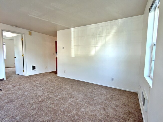Building Photo - 905 NE 94th Ave