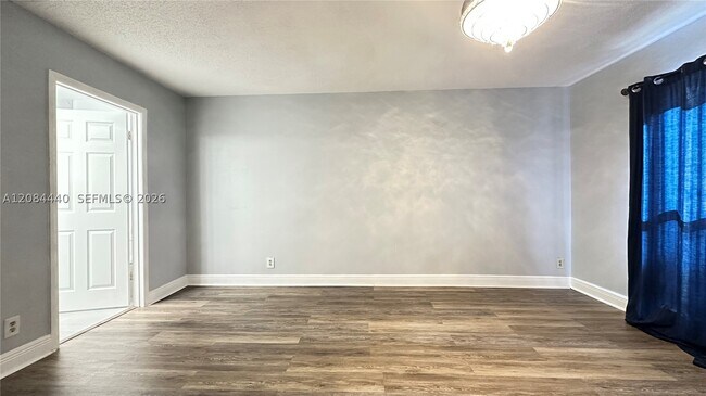 Building Photo - 566 SW 20th Ct