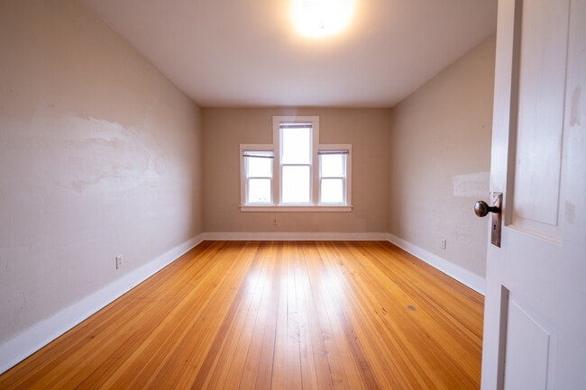 Building Photo - 128 2nd Ave W