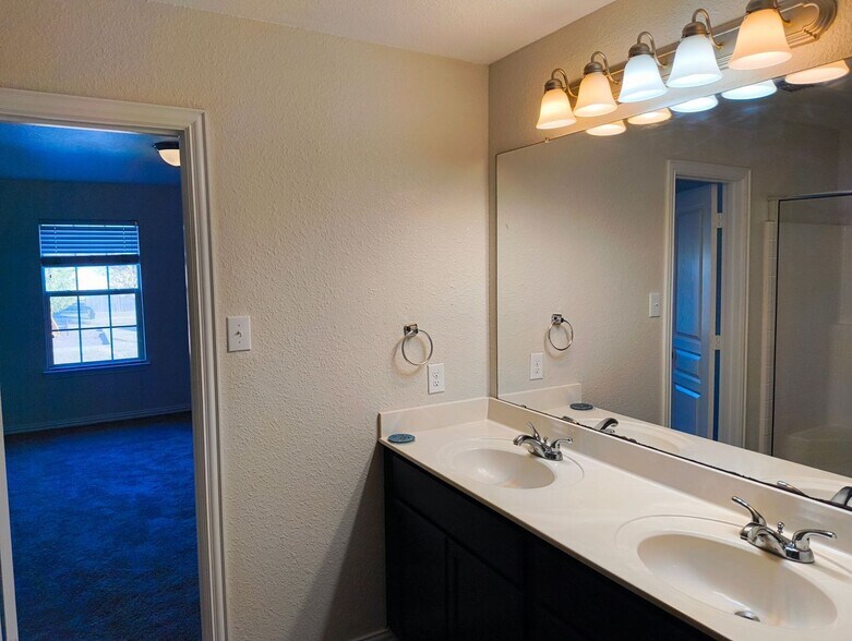 Building Photo - 1540 Chama Dr