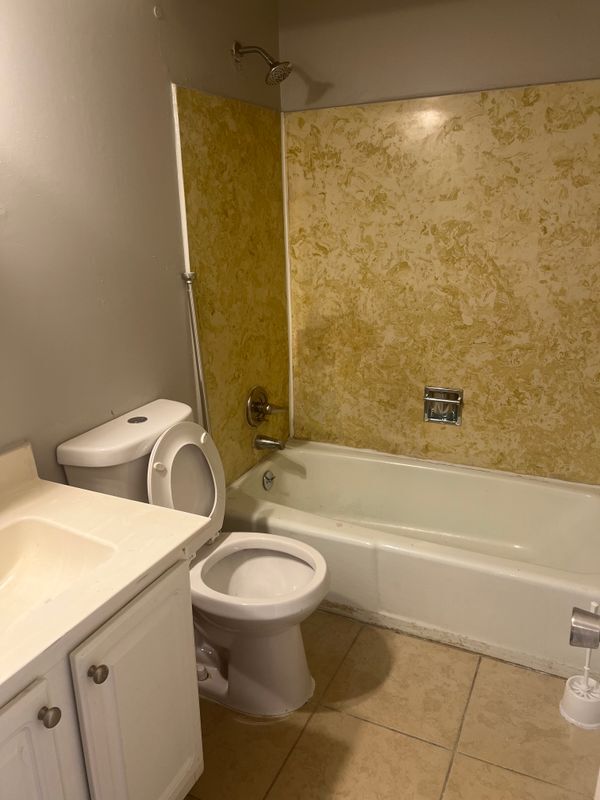 Building Photo - 6067 Regent Manor