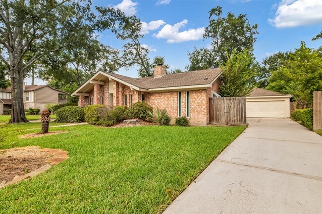 Building Photo - 3250 Three Pines Dr