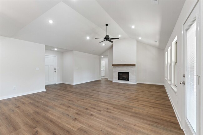 Building Photo - 17 Hollow Way Dr