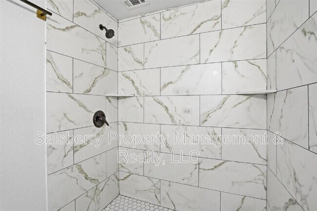 Building Photo - 1100 SE 9th St