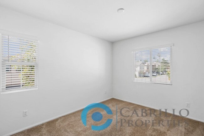 Building Photo - Spacious 3 bedroom Home w/2 car Garage in Vista, Short Drive to the Beach and Freeway access!