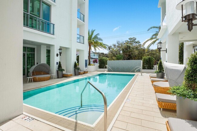 Building Photo - 495 E Royal Palm Rd