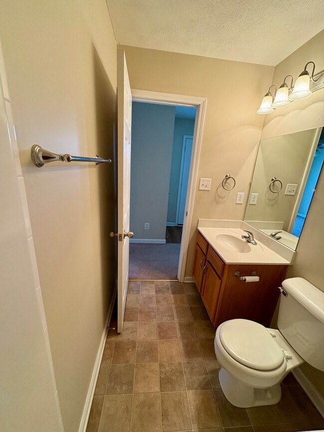 Building Photo - Nice home awaiting you to call home today- close to shopping and dining