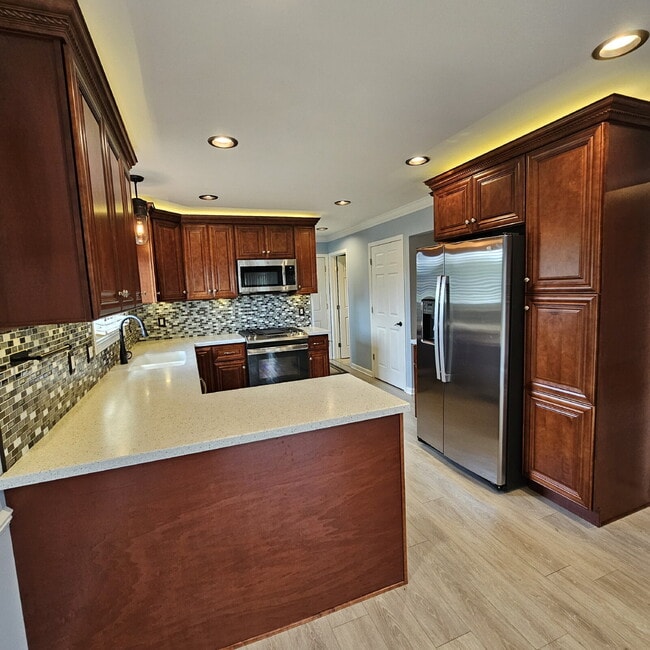 Building Photo - 3 Bedroom, 2 Bathroom Brick Ranch w/ Overs...