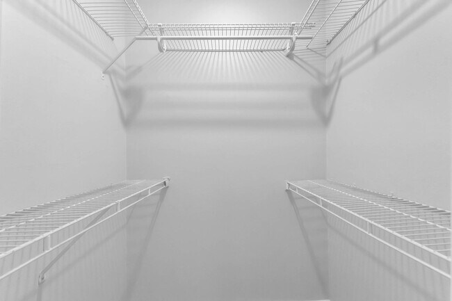 Building Photo - Newly Renovated Ground Floor Condo in Gate...