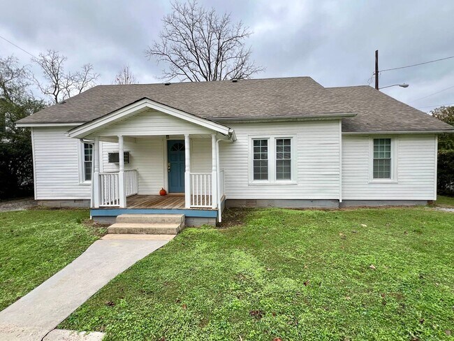 Building Photo - 204 4th Ave