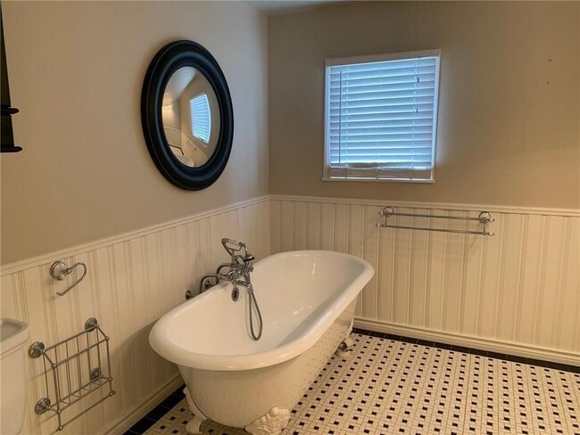 Building Photo - 1002 Forest St