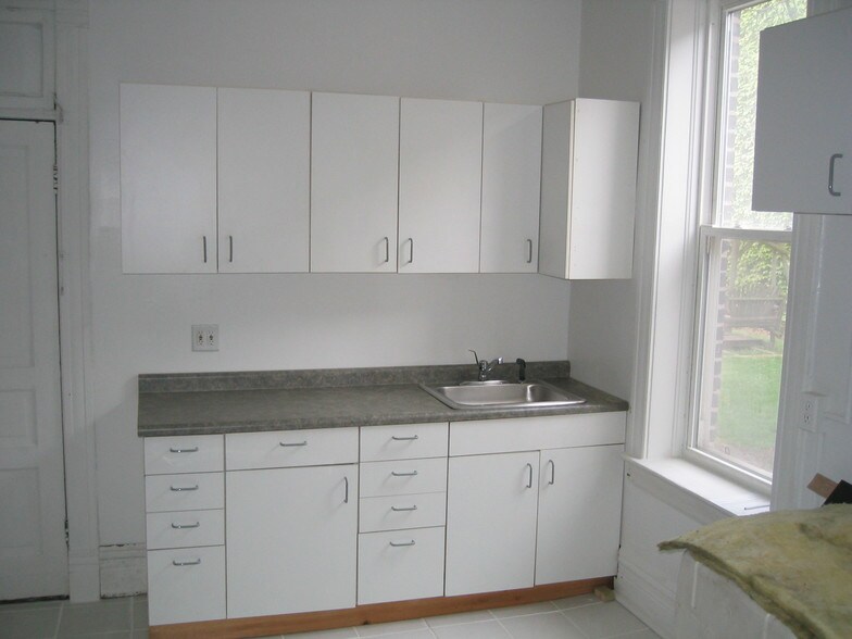 Building Photo - 1507 Elston N Ave