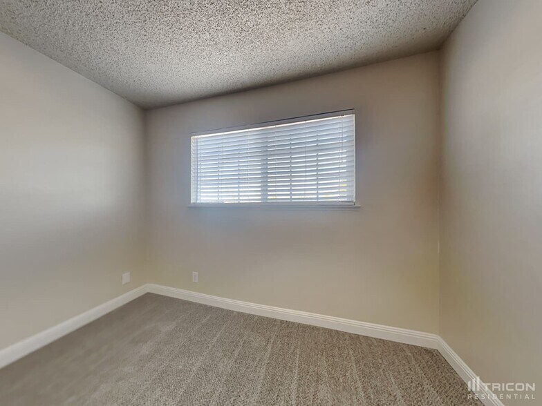 Building Photo - 62 S Lake Dr