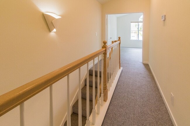 Building Photo - Beautiful 2 Bed, 2.5 Bath Two-Story Townhome in Belsera
