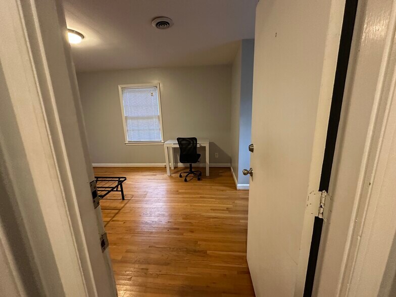 Building Photo - 1701 Bonnie Ln