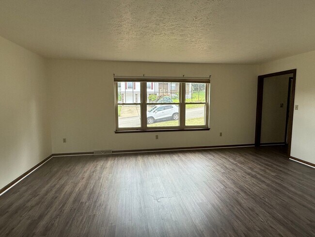 Building Photo - 4 bedroom home - Ross Township