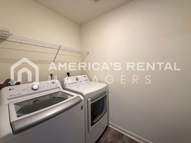 Building Photo - Move-in Special! Beautiful 5 Bed, 2 Bath h...