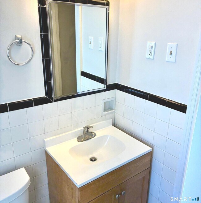 Building Photo - 302 Quaker Ln N