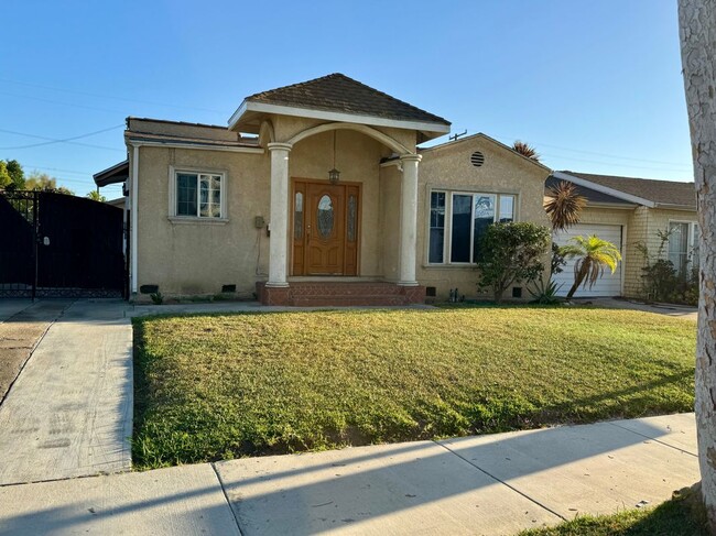 Building Photo - 825 San Marino Ave