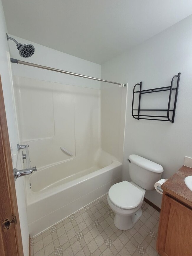 Building Photo - NOVEMBER RENT FREE - 4 Bedroom House in Ep...