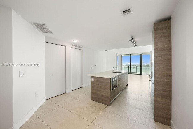 Building Photo - 650 NE 32nd St