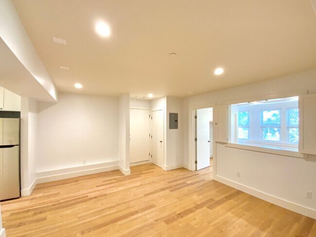 Building Photo - REMODELED 1BR in Haight! Yard Access. IN-UNIT LAUNDRY! DISHWASHER!