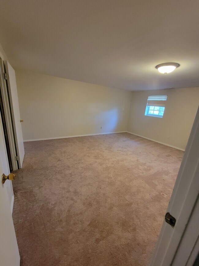 Building Photo - 9115 Honeysuckle Dr