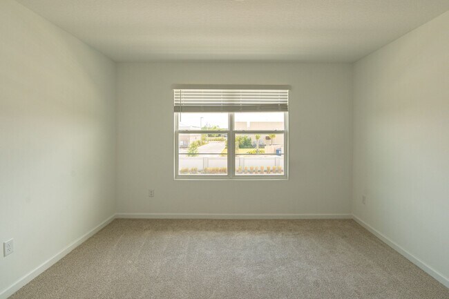 Building Photo - Almost Brand New 3 beds 2.5 baths in East ...