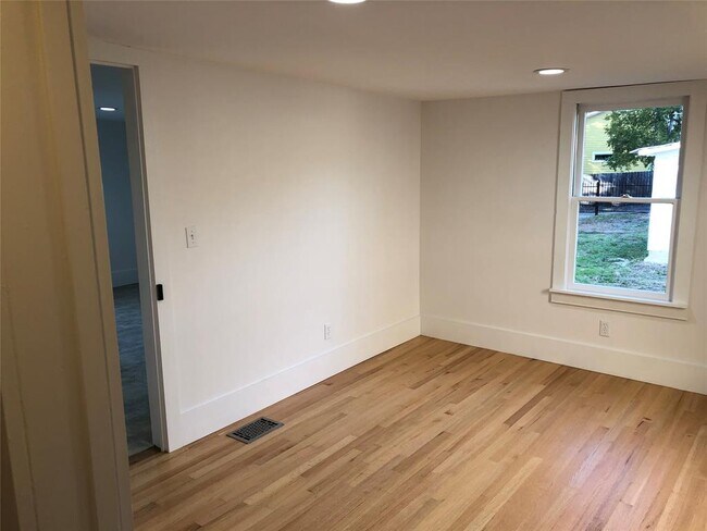 Building Photo - 2004 Rosewood Ave