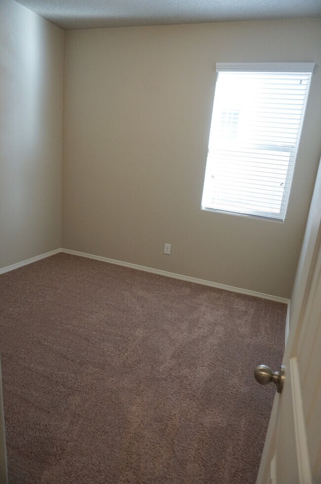 Building Photo - Wonderful 3 bedroom in Rio Rancho. Don't m...