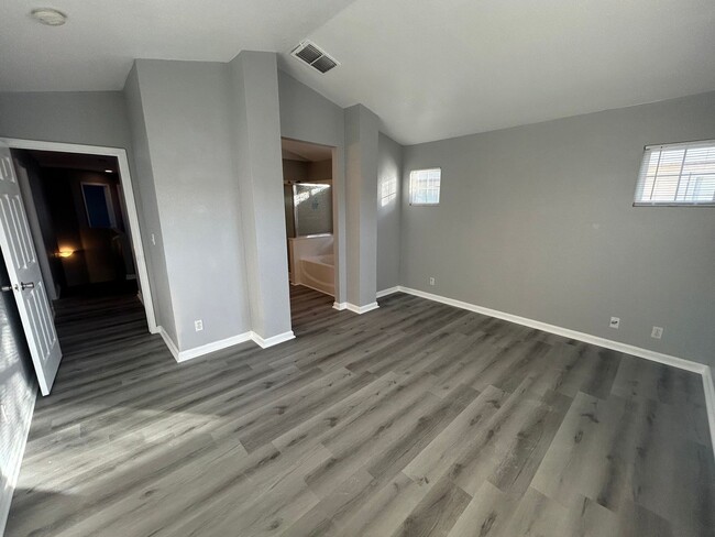 Building Photo - Newly Renovated 4 Bed 3 Bath Brentwood Home