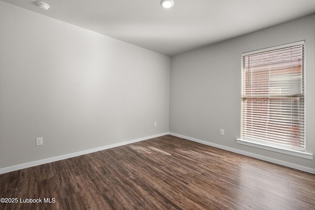 Building Photo - 2031 Kenwood Ave