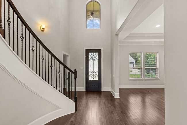 Building Photo - 8550 Ridgepoint Dr