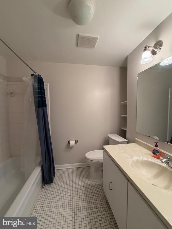 Building Photo - 327 James St