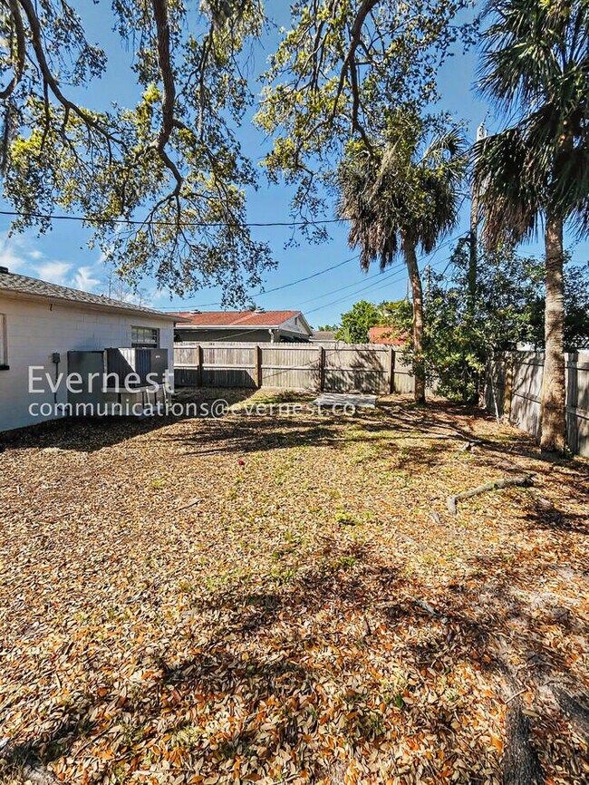 Building Photo - 1885 Shore Acres Blvd NE