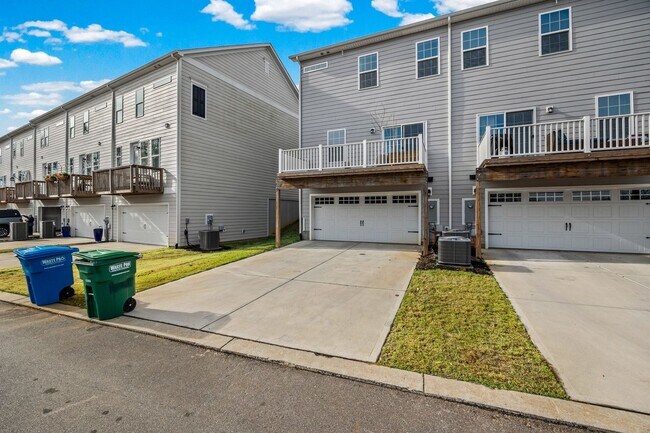 Building Photo - Like new 3-bed, 2.5 bath townhome in Cramerton Mills Parkway!