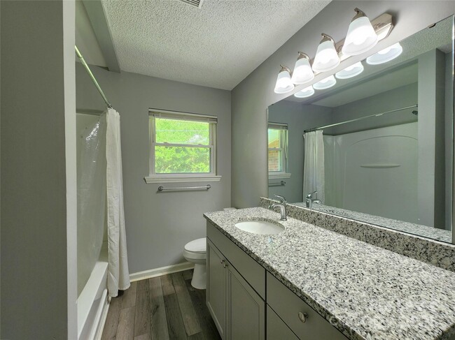 Building Photo - 4633 Club View Dr