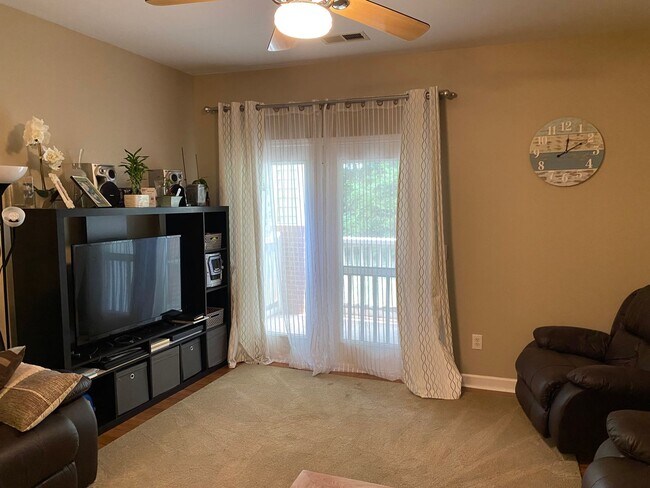 Building Photo - Pet-Friendly! Fantastic south charlotte location just minutes to everything!