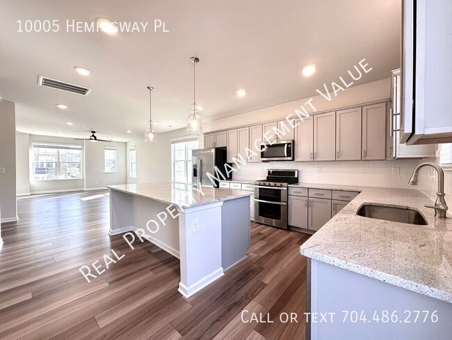 Building Photo - Immaculate townhome with plenty of rooms a...